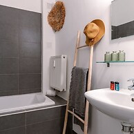 Comfy 1-bedroom Apartment With Side Seaview