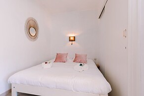 Beautiful and Spacious Studio With Side Seaview