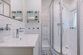 Warm Cozy Lateral Seaview Apartment