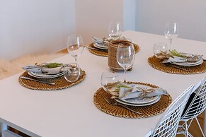 Warm Cozy Lateral Seaview Apartment
