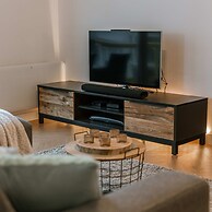 Centrally Located Modern Apartment With Parking