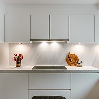 Centrally Located Modern Apartment With Parking