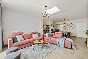 Spacious House With 3 Terraces