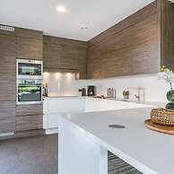 Spacious House With Garden and Parking