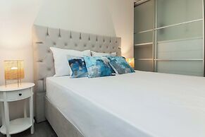 Luxurious 3 Bd Modern Apt in Dafni