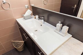 Luxurious 3 Bd Modern Apt in Dafni