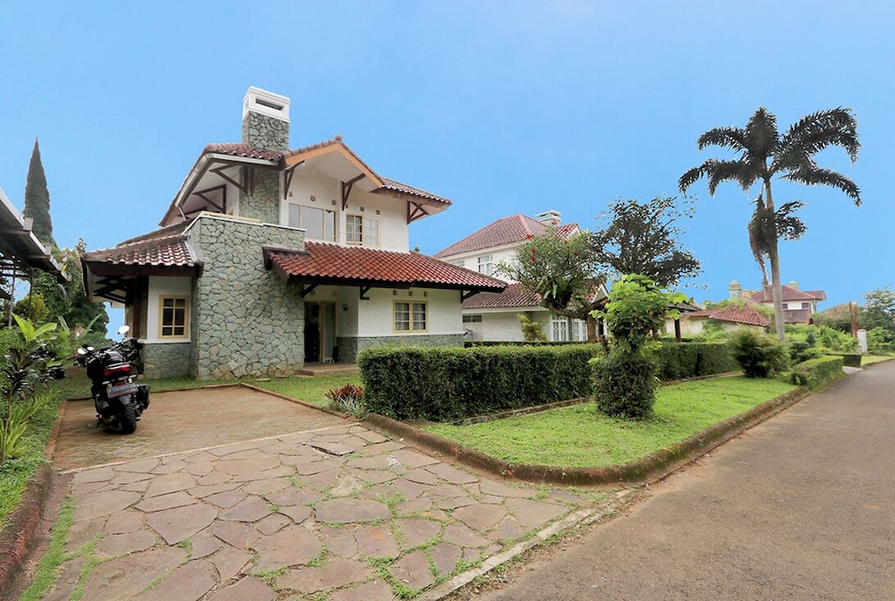 Villa ChavaMinerva Aries Ciater with Private Pool