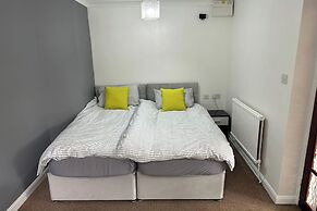 1 Bedroom - Sleeps 3 - Free Parking