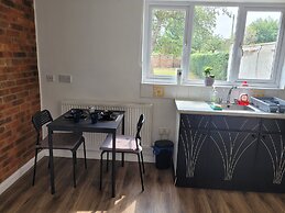 1 Bedroom - Sleeps 3 - Free Parking