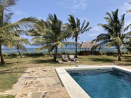 Ahadi Beachfront 2 Bedroom by YourHost
