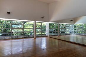 Riverside Park Apartments by YourHost