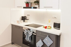 Pireas Jewel New Design Apt w Backyard