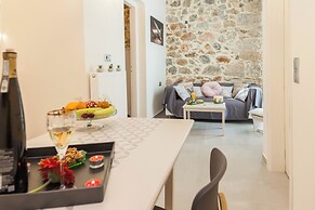 Pireas Jewel New Design Apt w Backyard