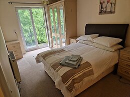 2 Bed Flat - Sleeps 4 - Parking - Wifi