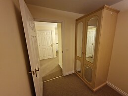 2 Bed Flat - Sleeps 4 - Parking - Wifi
