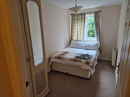 2 Bed Flat - Sleeps 4 - Parking - Wifi