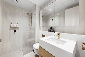 Luxuria Apartments - Collins House