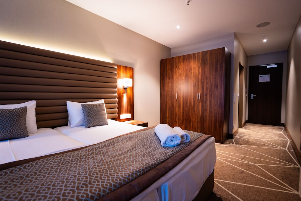 Puzzle Hotels