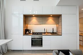 Chic 2BR w Dubai Marina Views