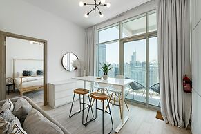 Chic 2BR w Dubai Marina Views