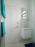 Modern Apartment in the Cotswolds Sleeps 6
