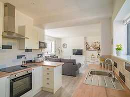 Modern Apartment in the Cotswolds Sleeps 6