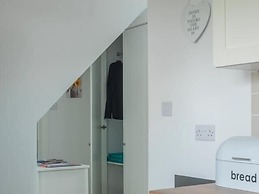 Modern Apartment in the Cotswolds Sleeps 6
