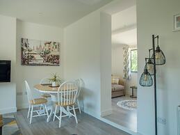 Modern Apartment in the Cotswolds Sleeps 6