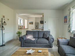 Modern Apartment in the Cotswolds Sleeps 6