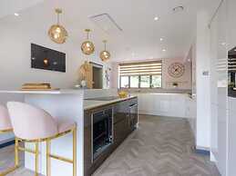 5 Bed Lake House - Sleeps 10 - Nature Reserve