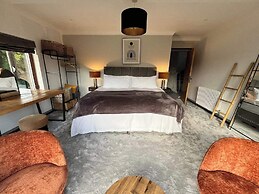 5 Bed Lake House - Sleeps 10 - Nature Reserve