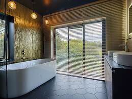 5 Bed Lake House - Sleeps 10 - Nature Reserve