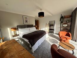 5 Bed Lake House - Sleeps 10 - Nature Reserve