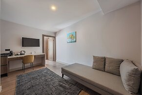 Mira Inn Lara