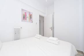 Spacious Modern Apt in Athens near Metro