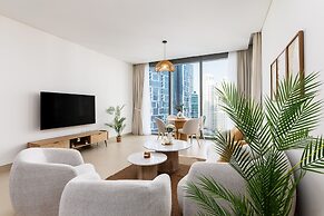 Waves - High-Rise Elegance: 2BR Apt with Marina Views
