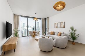Waves - High-Rise Elegance: 2BR Apt with Marina Views