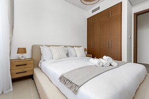 Waves - High-Rise Elegance: 2BR Apt with Marina Views