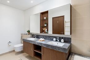 Waves - High-Rise Elegance: 2BR Apt with Marina Views
