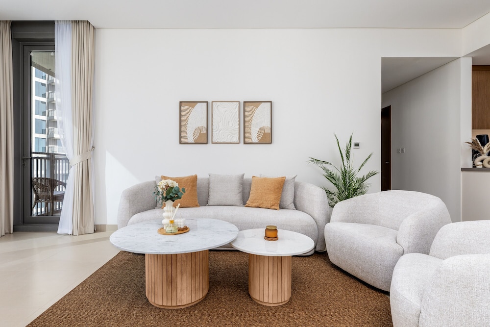 Waves - High-Rise Elegance: 2BR Apt with Marina Views