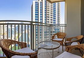 Waves - High-Rise Elegance: 2BR Apt with Marina Views