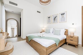 Waves - High-Rise Elegance: 2BR Apt with Marina Views