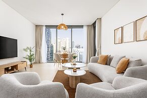 Waves - High-Rise Elegance: 2BR Apt with Marina Views