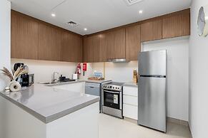 Waves - High-Rise Elegance: 2BR Apt with Marina Views