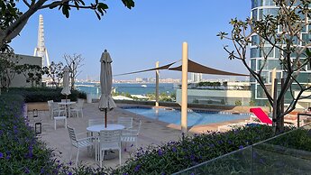 Waves - High-Rise Elegance: 2BR Apt with Marina Views