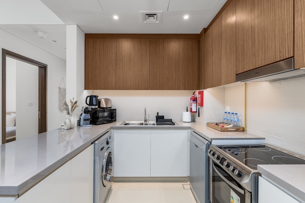Waves - High-Rise Elegance: 2BR Apt with Marina Views