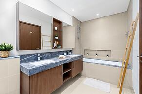 Waves - High-Rise Elegance: 2BR Apt with Marina Views