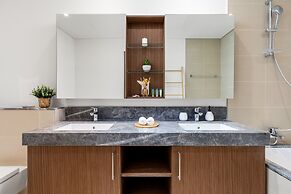 Waves - High-Rise Elegance: 2BR Apt with Marina Views
