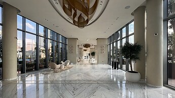 Waves - High-Rise Elegance: 2BR Apt with Marina Views
