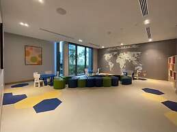 Waves - High-Rise Elegance: 2BR Apt with Marina Views